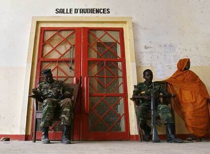 Soldados chadianos custodian la entrada a los juzgados de Yamena, donde declaran los responsables de El Arca de Zoé.