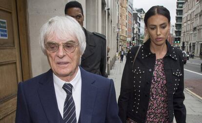 Bernie y Petra Ecclestone, al abandonar los juzgados de Londres el pasado junio.