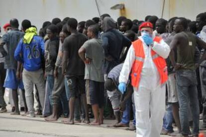 Un barco italiano rescata a un grupo de migrantes en el Mediterráneo.