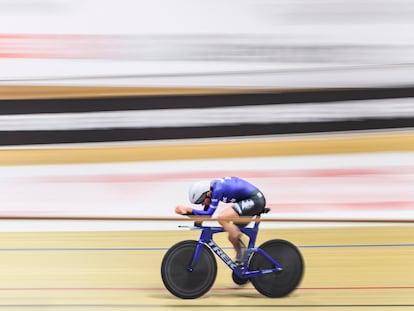 La neerlandesa Ellen Van Dijk, durante su intento por batir el récord de la hora este lunes en Grenchen (Suiza).