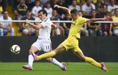 Gareth Bale, delantero del Real Madrid, se adelante al defensa del Villareal, Gabriel Armando, en una jugada del partido.