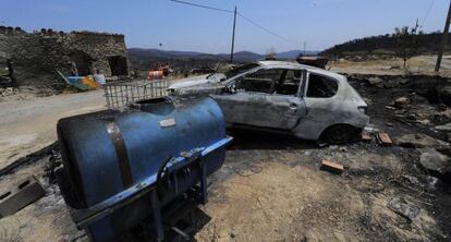Coches calcinados en las proximidades de la aldea de Osset, en el término de Andilla,