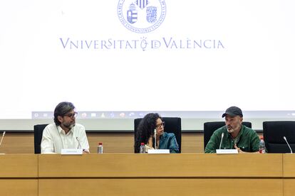 El moderador Ferran Bono y los premiados Julia Gavarrete y Xavier Aldekoa en la Facultad de Filología, Traducción y Comunicación de la Universidad de Valencia. 