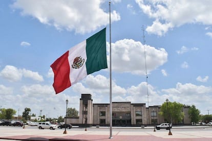 bandera de la explanada municipal lució a media asta por el asesinato de Fernando Purón, candidato del PRI a diputado federal