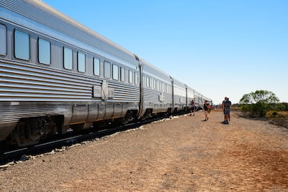 El tren Indian Pacific, parado en Rawlinna, en su ruta entre Perth y Sídney (Australia).