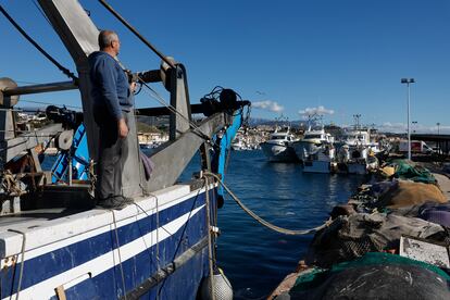 Un pescador observa los barcos de arrastre amarrados en el puerto de La Caleta de Vélez-Málaga (Málaga), este martes.