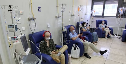 Cuatro pacientes en una sesión de quimioterapia en el hospital de día de oncología de La Paz, en Madrid.