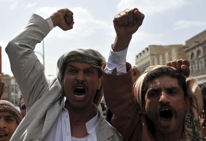Activistas se manifiestan cerca de la embajada de Estados Unidos en Saná (Yemen).