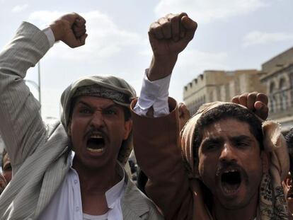 Activistas se manifiestan cerca de la embajada de Estados Unidos en San&aacute; (Yemen).
