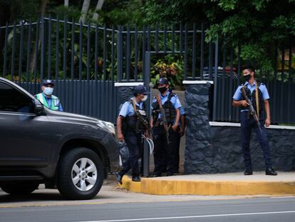 Policías frente a la casa de Cristiana Chamorro, detenida desde el miércoles por el régimen de Daniel Ortega.