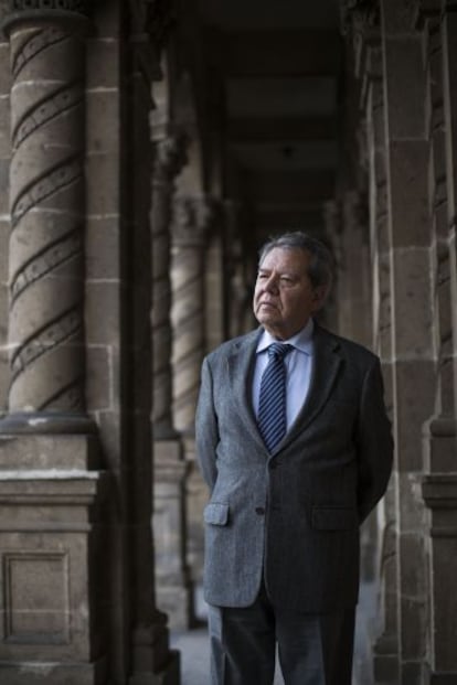 Porfirio Muñoz Ledo, fotografiado en su oficina en la Ciudad de México.