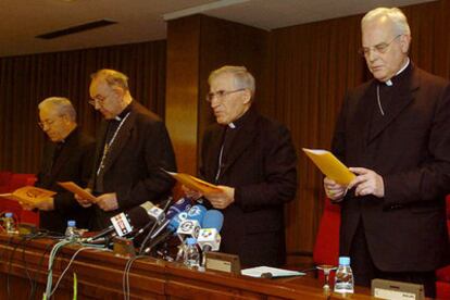 El presidente de la Conferencia Episcopal, Antonio María Rouco, junta al Nuncio, José Manuel Monteiro (primero por la izquierda); el vicepresidente de la Conferencia, Fernando Sebastián; y el arzobispo de Sevilla, Carlos Amigo.