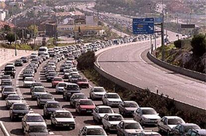 Atasco a la salida de la Nacional VI (carretera de A Coruña) por la festividad de Todos los Santos.