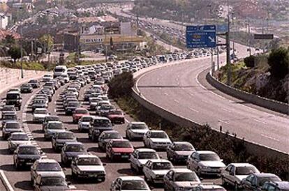 Atasco a la salida de la Nacional VI (carretera de A Coruña) por la festividad de Todos los Santos.