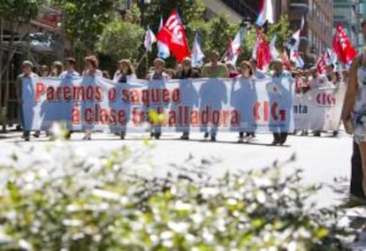 Manifestación central organizada en Vigo de las ocho que ha convocado la CIG en las seis principales ciudades gallegas contra el "saqueo y las falacias" de la ayuda a la banca.
