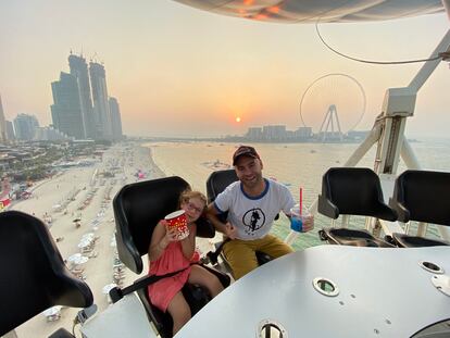 Una de las atracciones en la zona playera, con la noria de Ain Dubai al fondo.