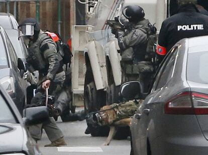 Abdeslam permanecía huido desde el ataque a la capital francesa, que costó la vida a 130 personas. Las autoridades belgas han confirmado que Abdeslam, el terrorista más buscado de Europa, está en manos de la policía. En la imagen, policías en la zona de la operación policial.
