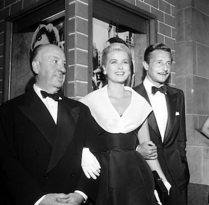 Alfred Hitchcock y Grace Kelly en la premiere de 'La ventana indiscreta'. (1954)