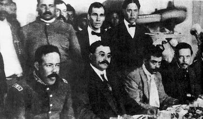 Francisco Villa, Eulalio Gutiérrez y Emiliano Zapata durante un banquete ofrecido por Gutiérrez, entonces presidente interino, en 1914. 