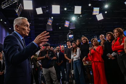 Jorge Ramos se despide de compañeros y familiares al término de su ultimo noticiero en Univisión, este viernes en los estudios de la cadena en Doral.