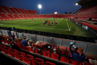 Los jugadores calientan en el terreno de juego antes de comenzar el partido entre el RCD Mallorca y el FC Barcelona.