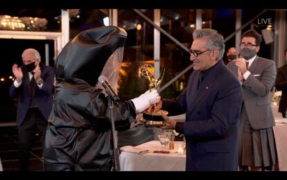 Momento de la entrega del Emmy a Eugene Levy.