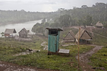 Fuerte lluvia cae sobre las casas de una comunidad indígena junto al río Purus en Ucayali, Perú.