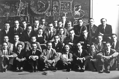 La arquitecta Rita Fernández Queimadelos entre sus compañeros de la Escuela de Arquitectura de Madrid donde ingresó tras completar Químicas y Exactas en Coruña.