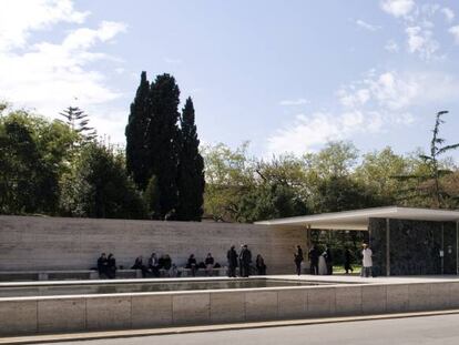 Panorámica del edificio creado en Barcelona por Lilly Reich y Mies van der Rohe para la Exposición Internacional de 1929. 