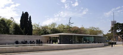 Panoràmica de l'edifici creat a Barcelona per Lilly Reich i Mies van der Rohe per a l'Exposició Internacional del 1929.