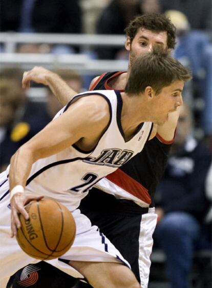 Rudy Fernández defiende el balón ante el acoso de Kyle Korver.