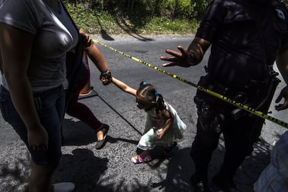 Una niña cruza bajo una línea policial donde se ha cometido el asesinato de un conductor de autobús. La tasa de homicidios en El Salvador durante 2016 fue de 17 muertes por día. La mayoría de las víctimas de esta guerra no declarada son los jóvenes; aquellos adolescentes que viven en las zonas más conflictivas de El Salvador y se niegan a entrar en la pandilla pero siguen siendo sospechosos a los ojos de la policía.