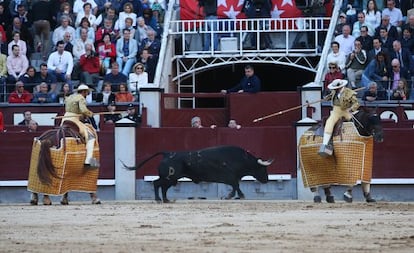 Una imagen del desordenado segundo tercio del quinto toro de la tarde. 