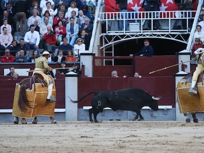 Una imagen del desordenado segundo tercio del quinto toro de la tarde. 