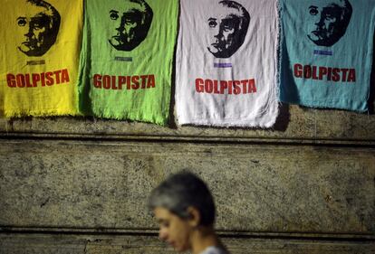 Carteles en contra del nuevo presidente de Brasil, Michel Temer, en Río de Janeiro (Brasil).