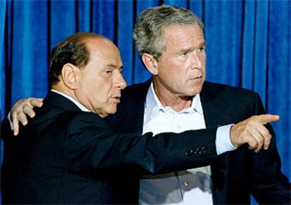 Silvio Berlusconi y George Bush, ayer, durante la rueda de prensa celebrada en el rancho tejano de Crawford.