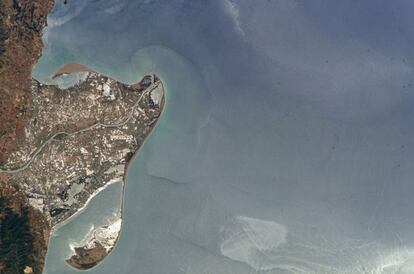 The Ebro estuary in Catalonia viewed from the orbiting station on June 3, 2004. The image allows you to make out the divide between fresh and salt water. Around 300 bird species live in the 320 square kilometers that make up one of the largest wetlands in the Mediterranean region.