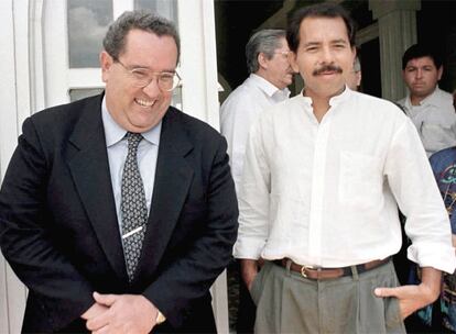 Arnoldo Alemán (a la izquierda) y Daniel Ortega, en la finca del primero, durante una reunión sostenida en el año 1997.