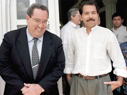 Arnoldo Alemán (a la izquierda) y Daniel Ortega, en la finca del primero, durante una reunión sostenida en el año 1997.