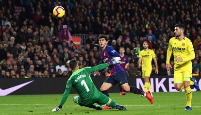 Carles Aleñá marca un gol al Villareal, la temporada passada.