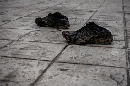 Los zapatos de un hombre deportado, abandonados tras ser dejado en territorio mexicano por las autoridades de Estados Unidos.