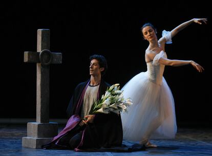 Ballet de la Opera de París que actuaron ayer y lo harán hoy de nuevo, encabezados por el murciano José Martínez (en la fotografía en el ensayo del jueves).