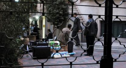 Las autoridades egipcias registran la sede de una organización internacional en El Cairo el pasado mes de diciembre.