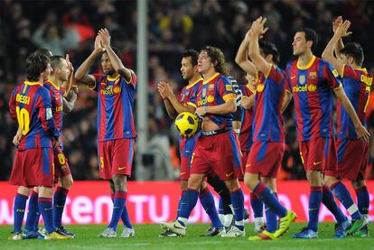 Los jugadores del Barcelona agradecen al público el apoyo que han recibido durante todo el encuentro. Al Barça le ha salido todo bien y se va a casa con una goleada al Madrid.