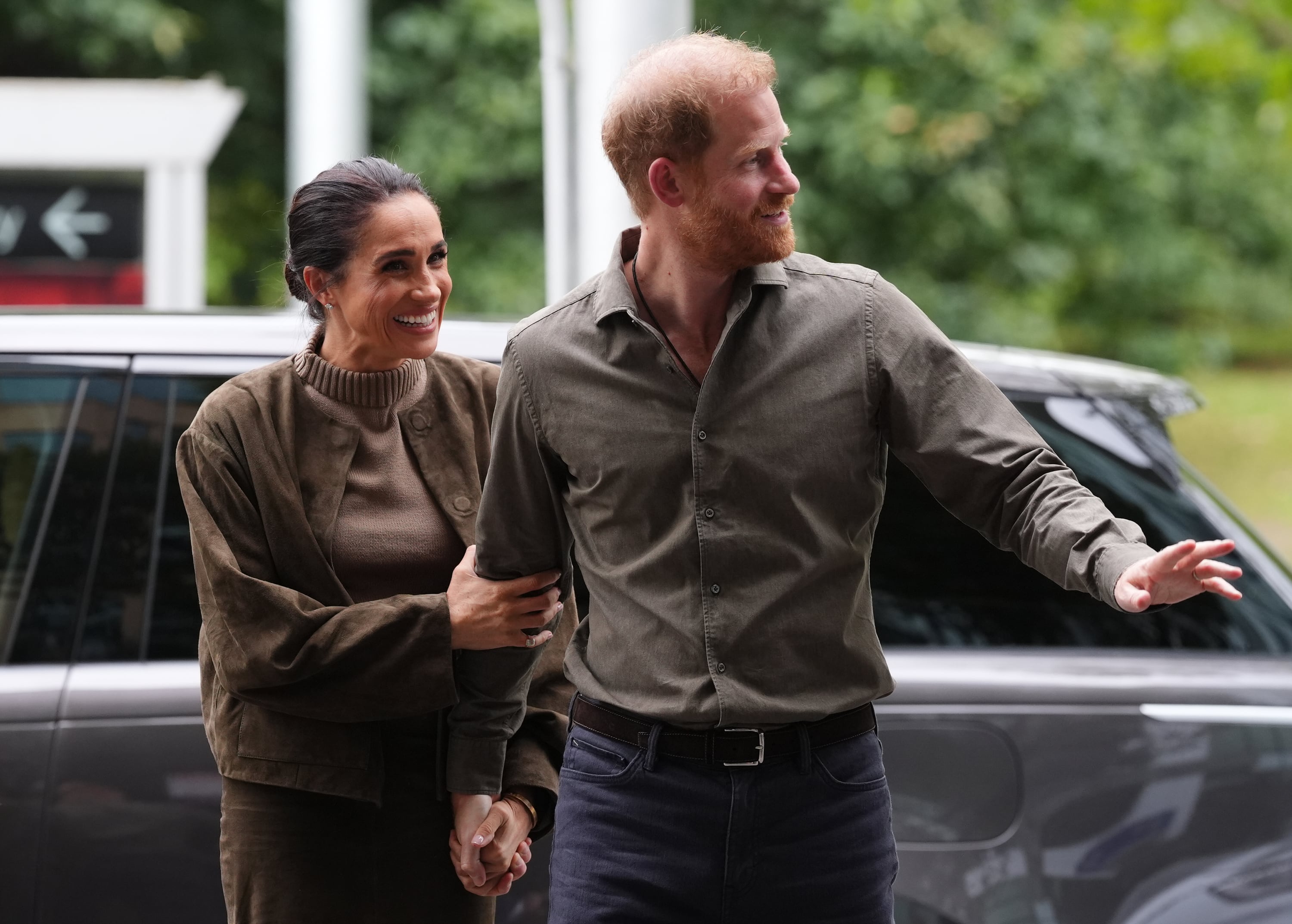 Enrique de Inglaterra y Meghan Markle inician su gira por Australia: baño de multitudes, eventos previo pago y un guiño a la reina Isabel II
