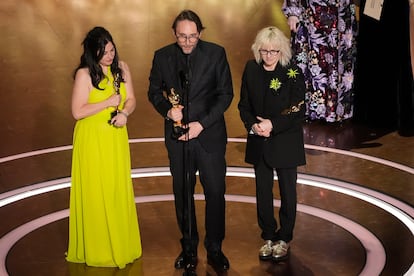 Marilyne Scarselli, Pierre-Olivier Persin y Stphanie Guillon reciben el Oscar a mejor maquillaje y peluquera por 'La sustancia'.