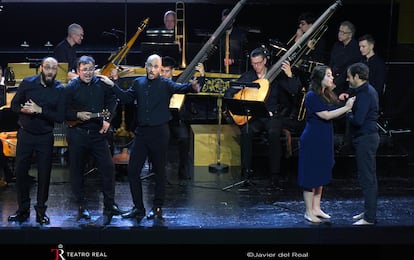 Jan Kullmann, Roberto Rilievi y Guglielmo Buonsanti, a la izquierda, y Raffaele Giordani con Sophia Faltas, a la derecha, durante el segundo acto de la ‘Rappresentatione’, de Cavalieri, el sábado en el Teatro Real.