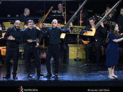 Jan Kullmann, Roberto Rilievi y Guglielmo Buonsanti, a la izquierda, y Raffaele Giordani con Sophia Faltas, a la derecha, durante el segundo acto de la ‘Rappresentatione’, de Cavalieri, el sábado en el Teatro Real.