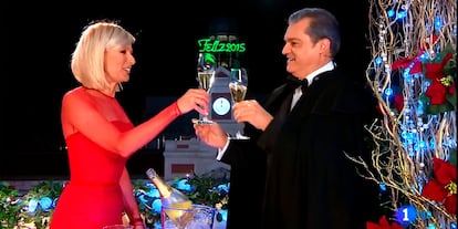 Anne Igartiburu y Ramón García brindando por el nuevo año 2015 en las campanadas de RTVE.