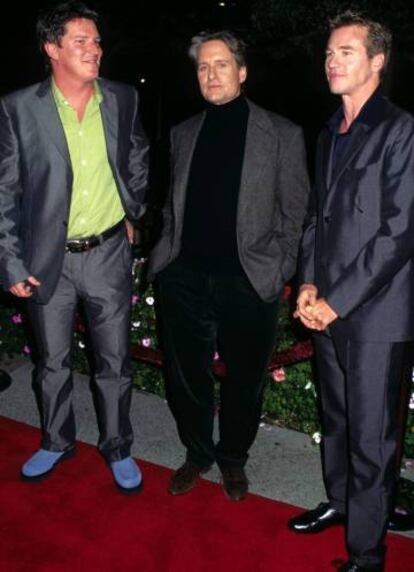 De izquierda a derecha, Steven Reuther, Michael Douglas y Val Kilmer en el estreno 'Los demonios de la noche'.